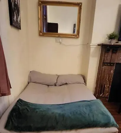 Spacious Victorian Flat شقة *